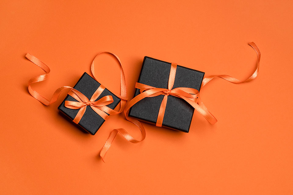 オレンジリボン・黒い箱のプレゼント箱