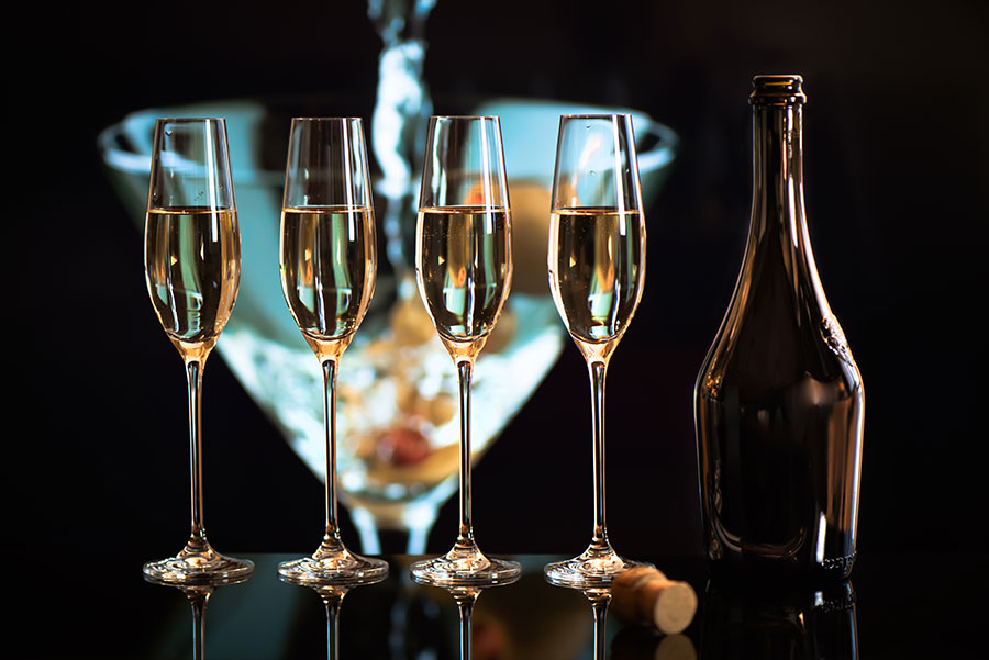 シャンパンボトルとグラスの画像