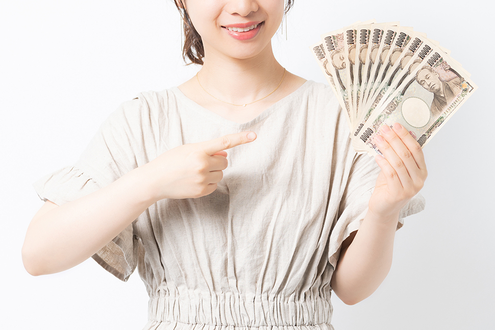 お金を持つ女性_イメージ画像