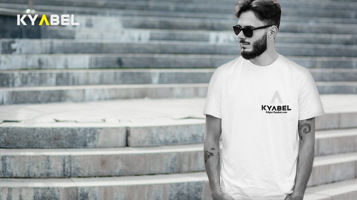 ロゴ入りオリジナルTシャツの着用例